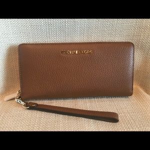 Michael Kors Jet Set Travel Continental Wristlet